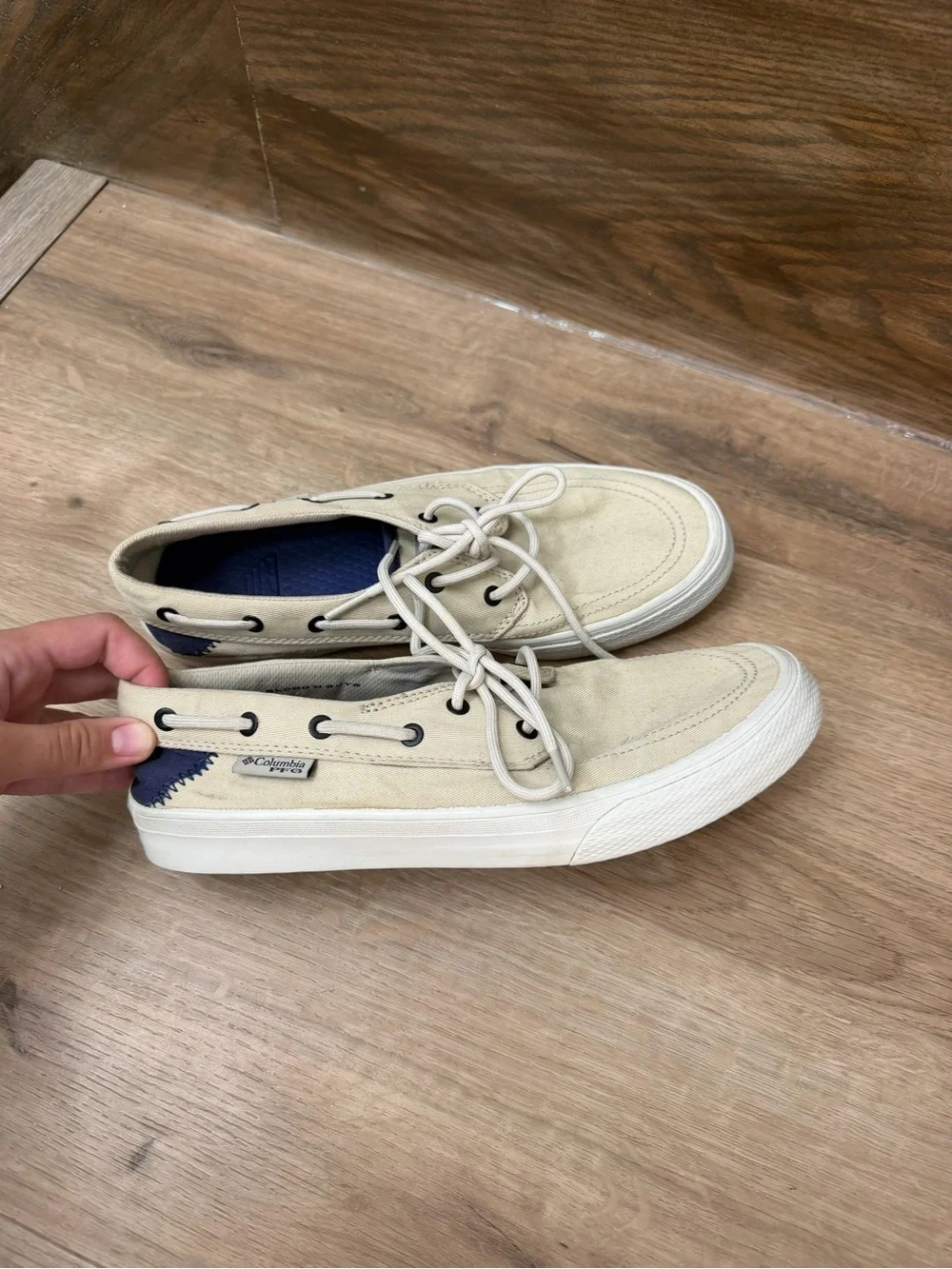 Columbia Men’s Beige Canvas Boat Shoes with Navy Accent Sz 8